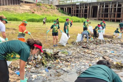 Prefeitura realiza ações simultâneas de limpeza da orla de Manaus em parceria com projetos ambientais