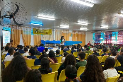 Procon Manaus nas Escolas realiza Dia D com palestra sobre educação financeira e direitos do consumidor nas unidades municipais