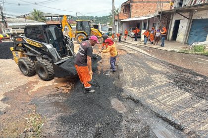‘Plano de Verão’ da prefeitura atende solicitação de moradores do bairro Gilberto Mestrinho e trabalha em duas ruas