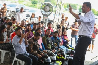 Governador Wilson Lima apresenta novos serviços do Detran-AM e realiza entrega a motofretistas