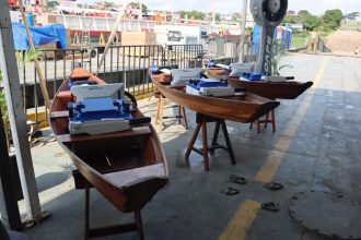 Sedecti participa da entrega de motores elétricos destinados a embarcações de pescadores