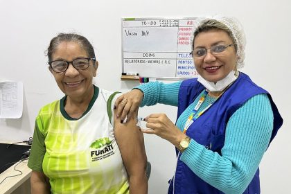 Vacina contra a gripe é aplicada a idosos na Funati em Manaus durante ação da Semsa