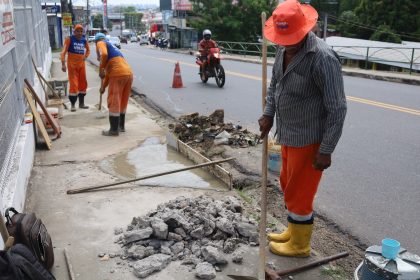 Prefeitura de Manaus realiza limpeza e reconstrução de tampa de caixa coletora na avenida Desembargador João Machado
