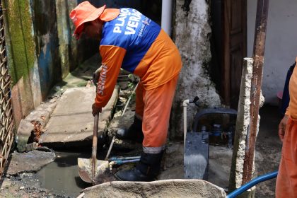 Prefeitura de Manaus trabalha na limpeza e desobstrução de caixas coletoras em via do bairro Compensa