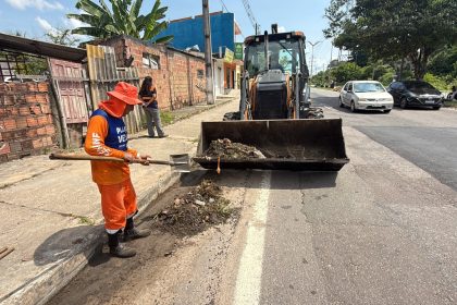 Avenida Nathan Xavier recebe serviços de limpeza da Prefeitura de Manaus