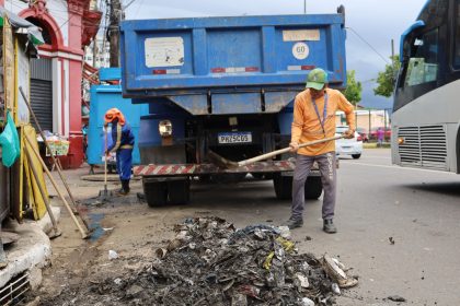 Prefeitura de Manaus intensifica limpeza e desobstrução de caixas coletoras no centro da cidade