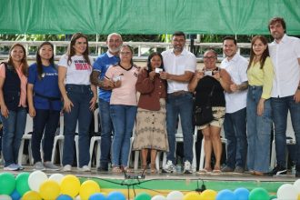 Governador Wilson Lima entrega mais 1.000 cartões do Auxílio Estadual em Itacoatiara