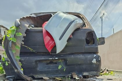 Prefeitura de Manaus remove veículos abandonados que viraram ponto de lixo na zona Norte