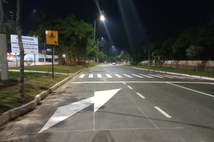 Prefeitura de Manaus reforça sinalização viária na avenida do Turismo para reduzir acidentes e orientar tráfego