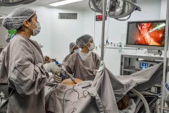 Hospital Adriano Jorge completa 22 anos com avanços na ampliação em 30% da oferta de cirurgias