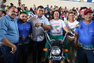 Governo do Amazonas entrega implementos agrícolas aos produtores de Itacoatiara