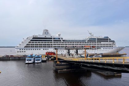 Temporada de cruzeiros em Manaus começa com chegada do MS Insignia e 987 turistas desembarcados