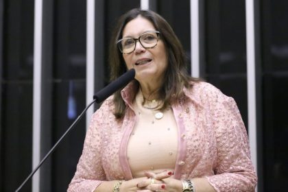 CCJ aprova projeto que regulamenta a profissão de doula