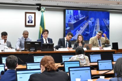 Deputados criticam preço das passagens aéreas no Brasil; empresas alegam alto custo operacional
