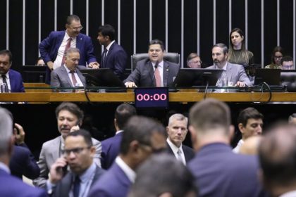 Deputados e senadores rejeitam vetos a projeto de renegociação de dívidas dos estados