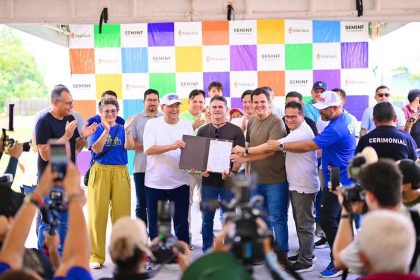 Prefeito David Almeida assina ordem de serviço para recapeamento do ramal da Fazenda da Esperança e vistoria avanço na requalificação viária da zona rural de Manaus