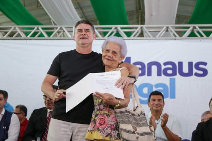 Prefeitura de Manaus entrega 400 registros e avança na regularização fundiária no Santa Luzia