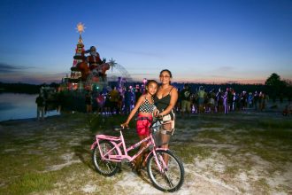 ‘Natal nas Águas’ leva cestas e brindes a 300 famílias de comunidades ribeirinhas de Manaus