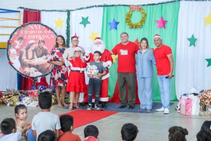 Estudantes da educação municipal participam de entrega de presentes dos Correios