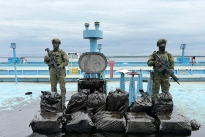 Polícia Militar do Amazonas intercepta balsa petroleira vinda do Peru com 370 kg de cloridrato de cocaína