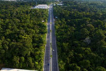 Prefeitura de Manaus amplia avenida do Turismo e entrega terceira faixa que transforma mobilidade rumo ao aeroporto e à Ponta Negra