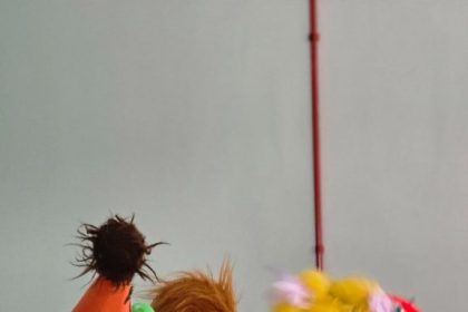 Espetáculo infantil leva magia do Natal ao Teatro Gebes Medeiros com teatro de bonecos