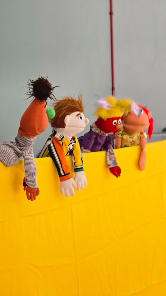 Espetáculo infantil leva magia do Natal ao Teatro Gebes Medeiros com teatro de bonecos