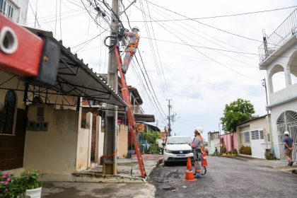 Prefeitura de Manaus realiza operação de retirada de fios e cabos obsoletos no bairro Compensa
