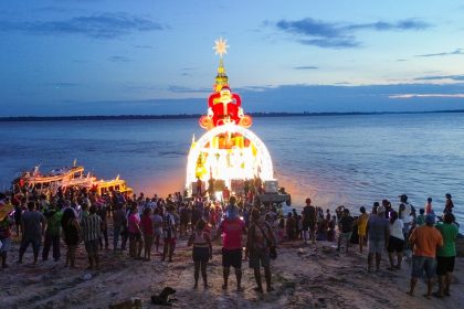 Prefeitura de Manaus inicia ‘Natal nas Águas’ com entrega de cestas e brindes a comunidades ribeirinhas