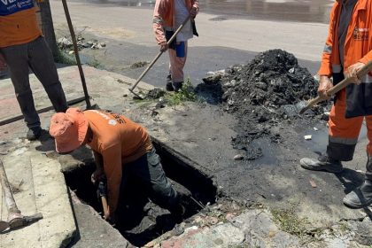 Prefeitura de Manaus intensifica ações de limpeza de caixas coletoras no bairro Jorge Teixeira para evitar alagamentos