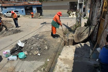 Prefeitura realiza limpeza e desobstrução em caixas coletoras na comunidade Aliança com Deus 