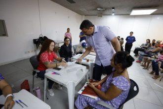 Governador Wilson Lima entrega 2.500 novos cartões do Auxílio Estadual Permanente para beneficiários de Manaus