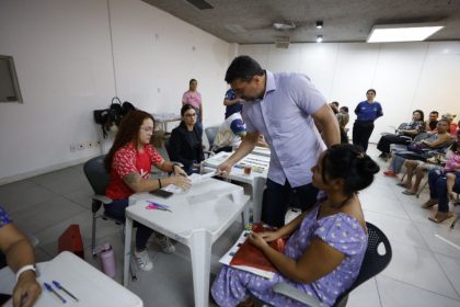 Governador Wilson Lima entrega 2.500 novos cartões do Auxílio Estadual Permanente para beneficiários de Manaus