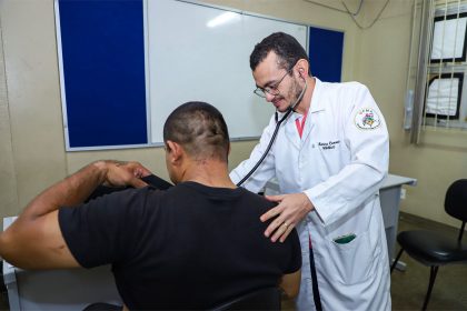 Prefeitura de Manaus nomeia oito profissionais aprovados no concurso da Semsa
