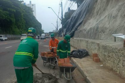 Prefeitura inicia o trabalho de implantação de canaleta na avenida Mário Ypiranga para dar vazão às águas das chuvas sob a geomanta
