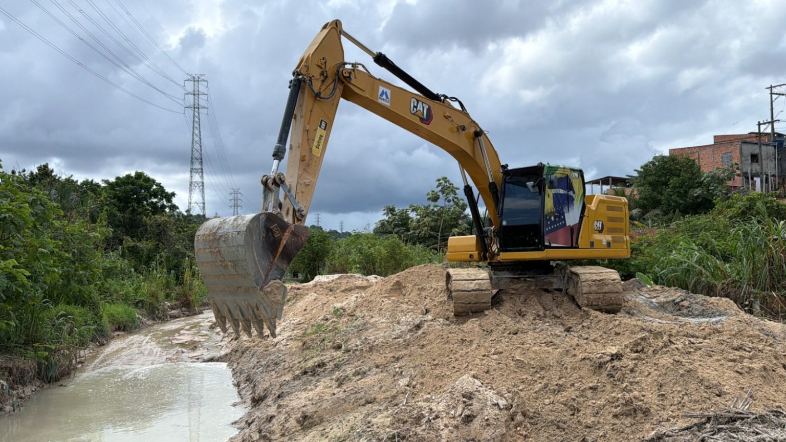 Prefeitura intensifica ações preventivas e realiza dragagem em igarapé do Jorge Teixeira durante período chuvoso