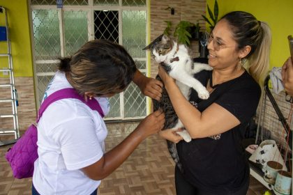 Prefeitura leva vacinação antirrábica a protetores e abrigos de animais na reta final da campanha anual
