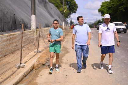 Prefeito David Almeida vistoria avanço de obra para prevenção de erosões na avenida Mário Ypiranga