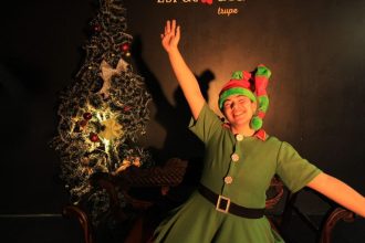 Espetáculo natalino leva magia do Polo Norte ao palco do Teatro Gebes Medeiros