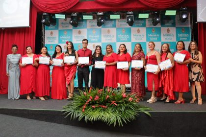 Mais de 50 estudantes se formam em inglês, espanhol e Libras no Programa Ampliando Horizontes da prefeitura