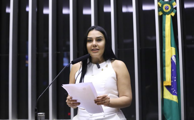 Comissão aprova inclusão de noções básicas de Libras em cursos superiores e técnicos