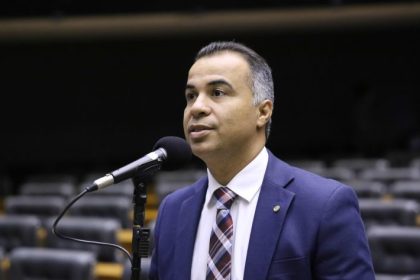 Comissão aprova tipificação de preconceito contra criança ou adolescente adotado