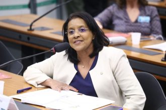 Comissão aprova projeto que tipifica o crime de perseguição processual contra mulheres