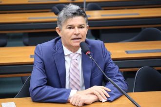 Comissão aprova permissão para trabalhador descontar valor do aluguel direto no salário