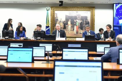 Relator recomenda manutenção do mandato de Carla Zambelli; decisão é adiada