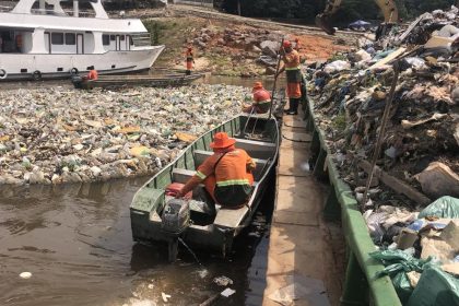 Prefeitura de Manaus acelera limpeza na marina do Davi e remove acúmulo de resíduos no Tarumã