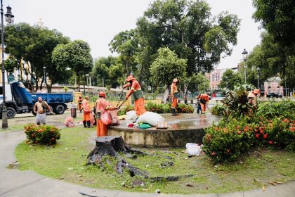 Prefeitura de Manaus alerta para retrabalho de limpeza na praça da Matriz após aumento do descarte irregular de lixo