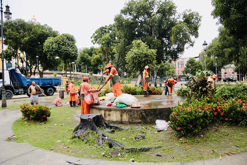 Prefeitura de Manaus alerta para retrabalho de limpeza na praça da Matriz após aumento do descarte irregular de lixo