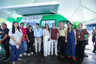 Prefeito David Almeida entrega primeira unidade odontológica móvel da Atenção Primária e amplia atendimento a populações vulneráveis em Manaus