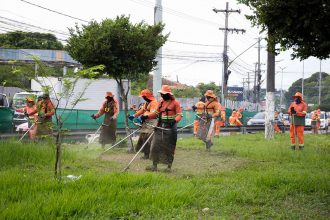 Prefeitura intensifica limpeza em corredores viários e reforça cuidado com Manaus